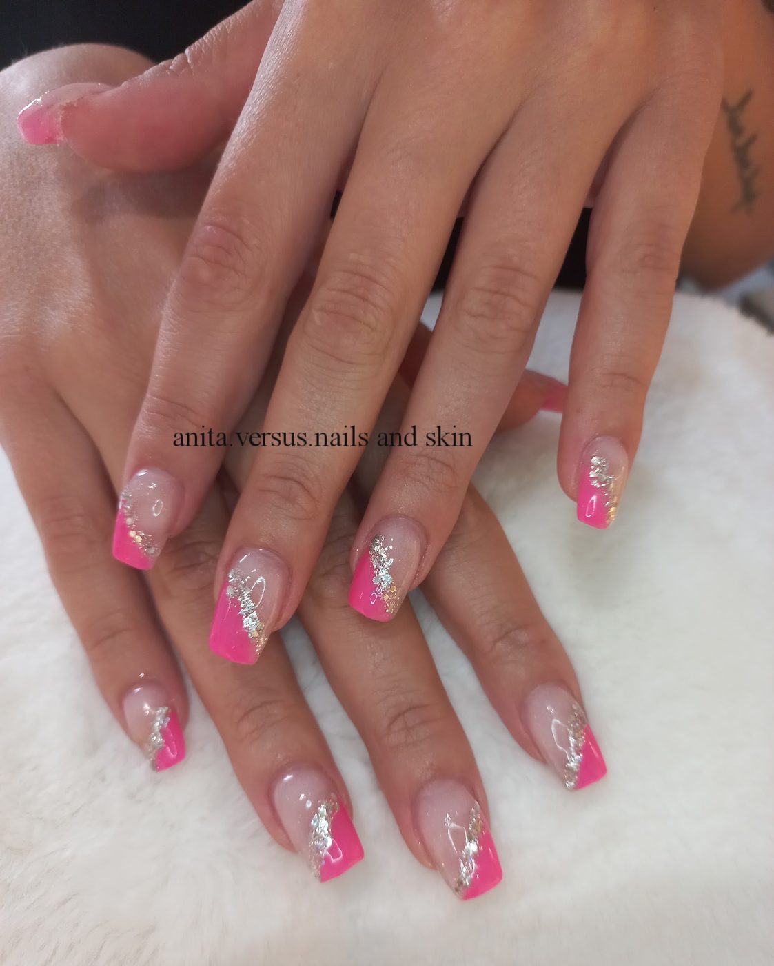 Nagels met een felroze French en zilveren glitter