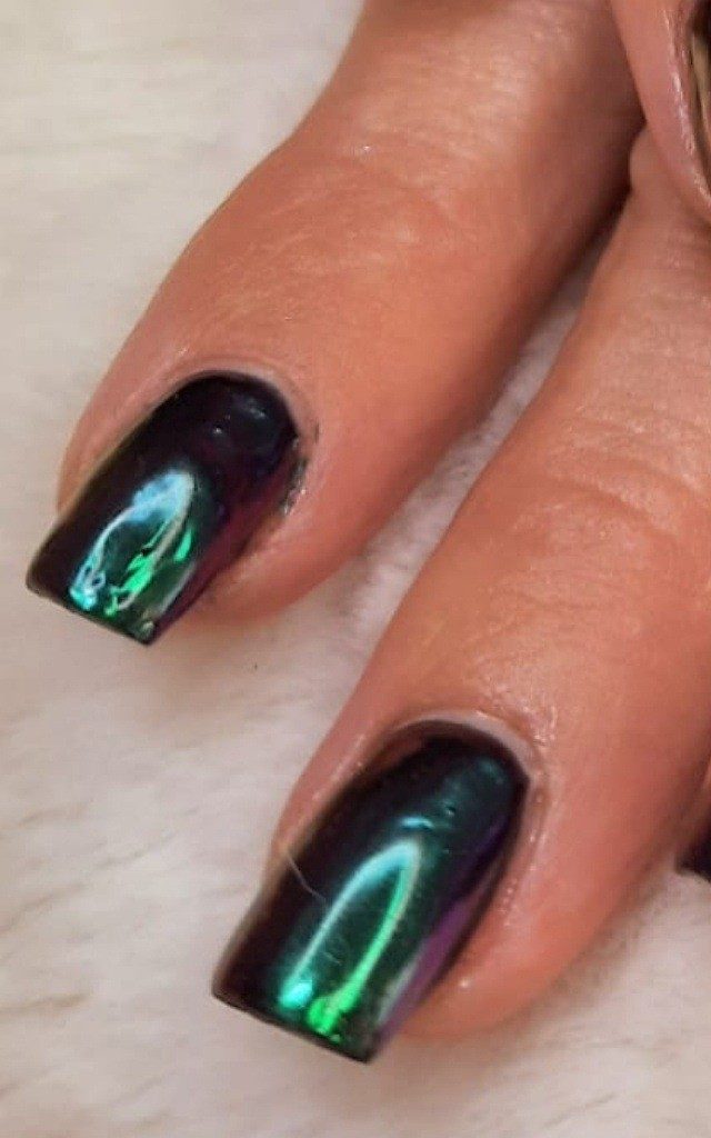 Zwarte nagels met een groen glanzend chroomeffect