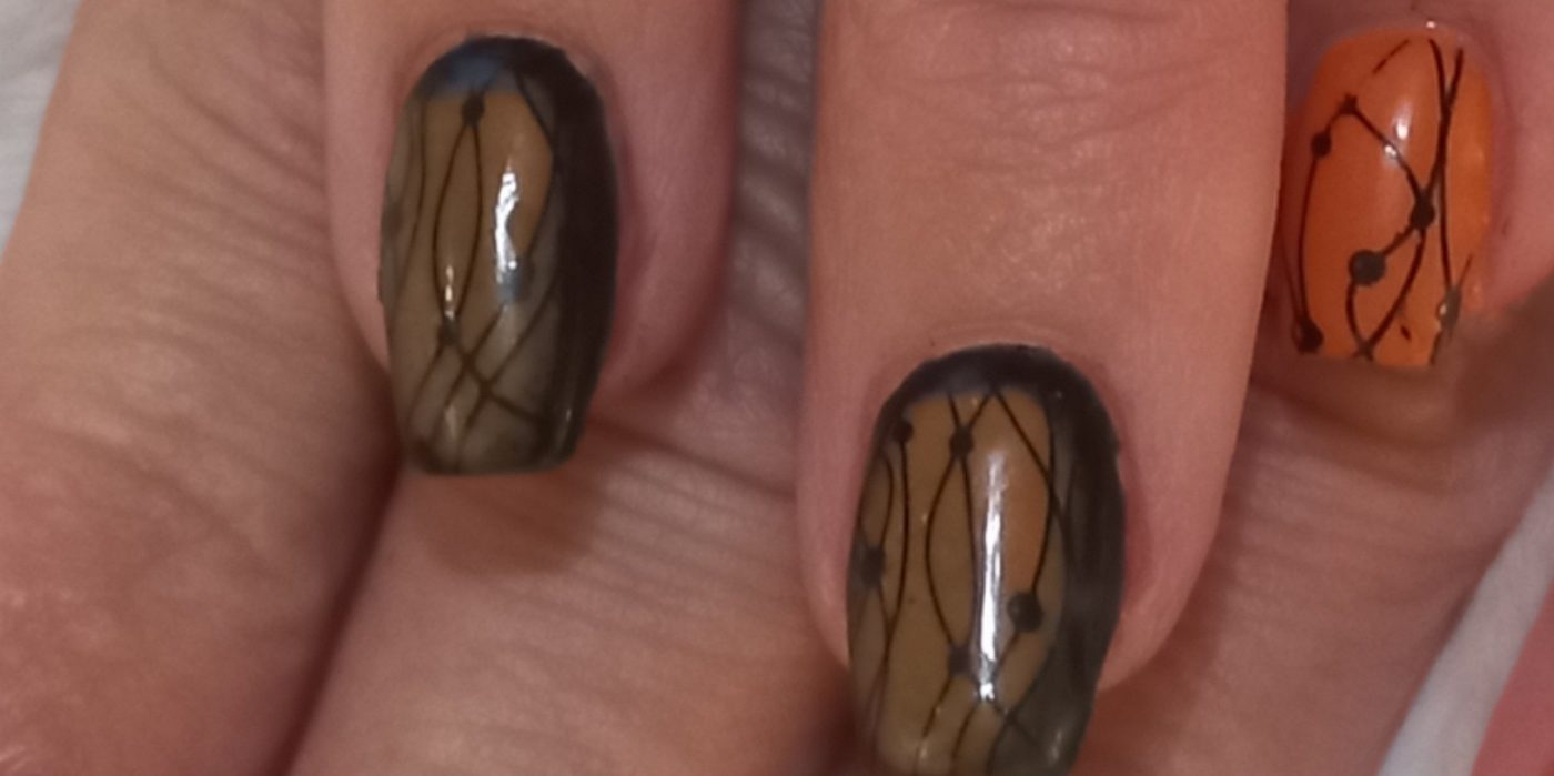 Nagels in bruin en oranje met een patroon van zwarte lijntjes